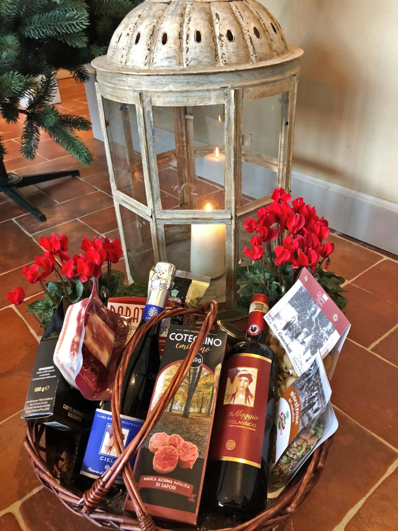 Christmas wine gift basket to give to friends or loved ones