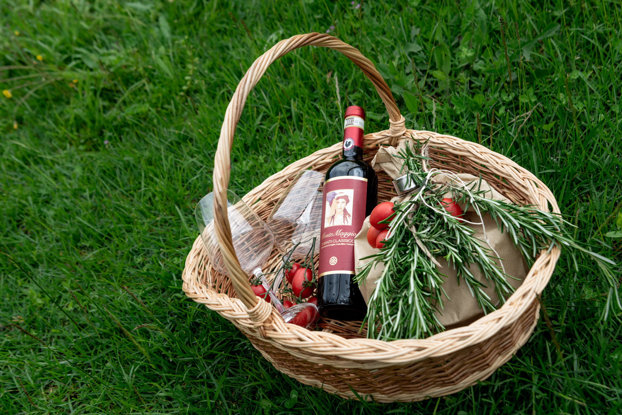 Picnic_in_the_vineyard_Montemaggio